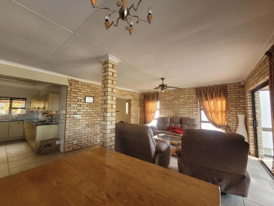 To Let 6 Bedroom Property for Rent in Wavecrest Eastern Cape